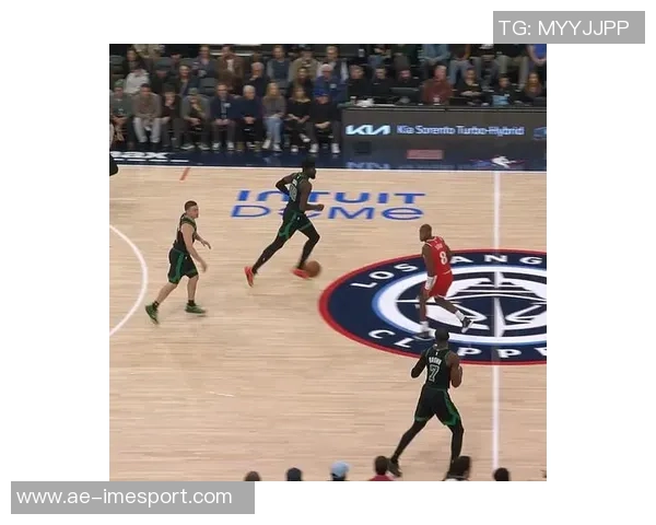 杰伦布朗半场狂砍29分展现火力全开状态正负值高达24助球队领先 杰伦布朗半场狂砍29分展现火力全开状态正负值高达24助球队领先