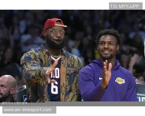 湖人训练场景曝光斯玛特紧逼八村里夫斯全力防守展现球队默契