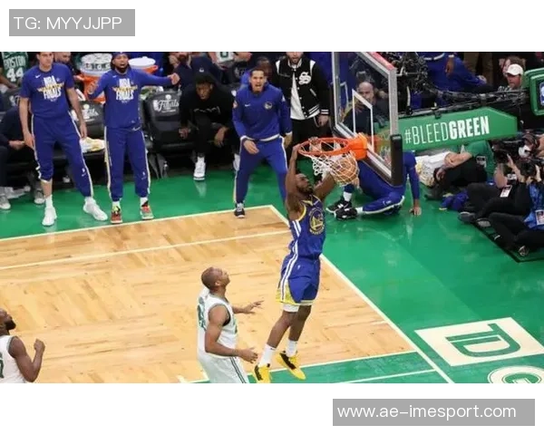 末节关键时刻三分球助力安德鲁维金斯贡献15分5篮板5助攻表现出色